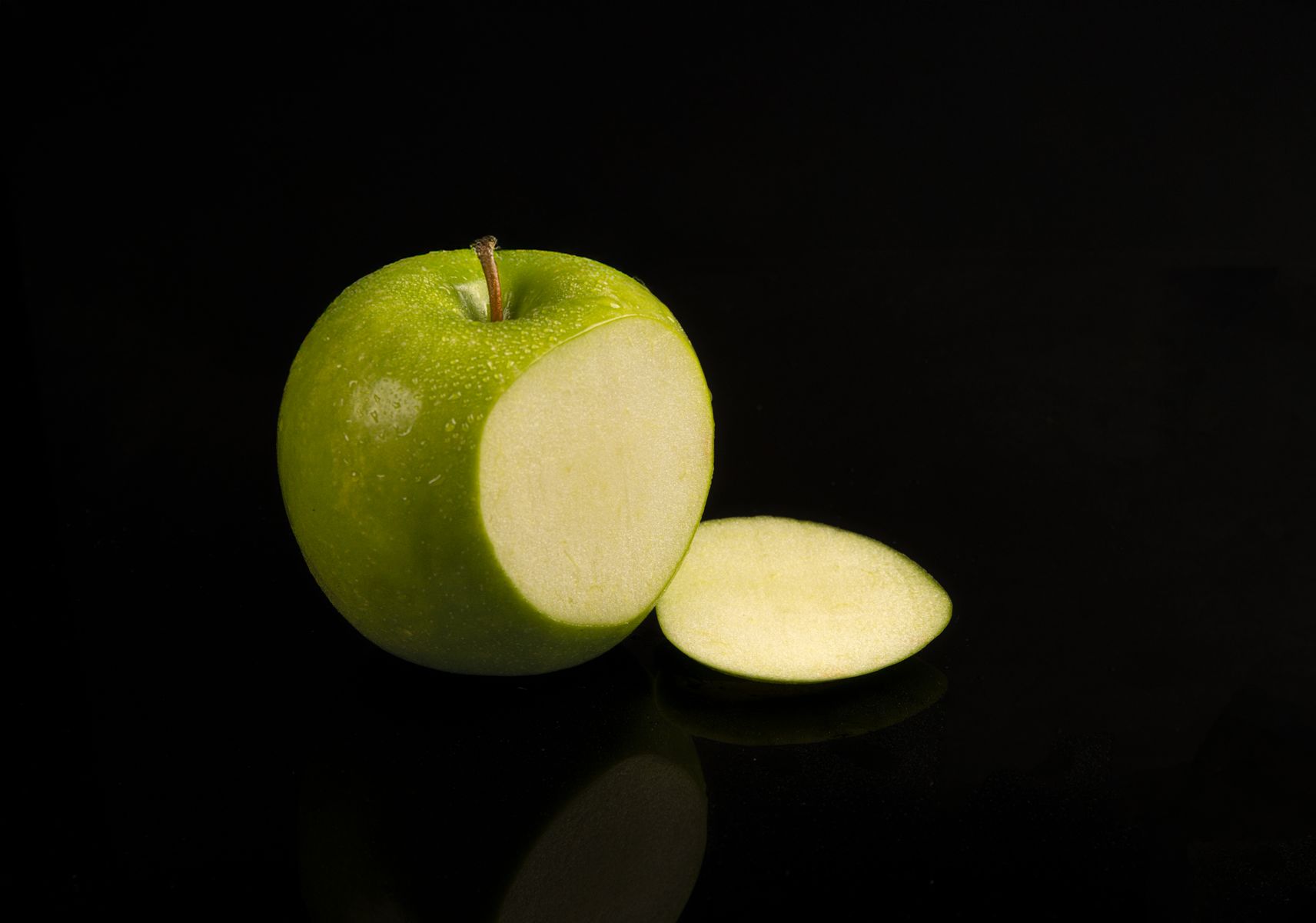 granny-smith-apple-with-slice-low-key-product-photography