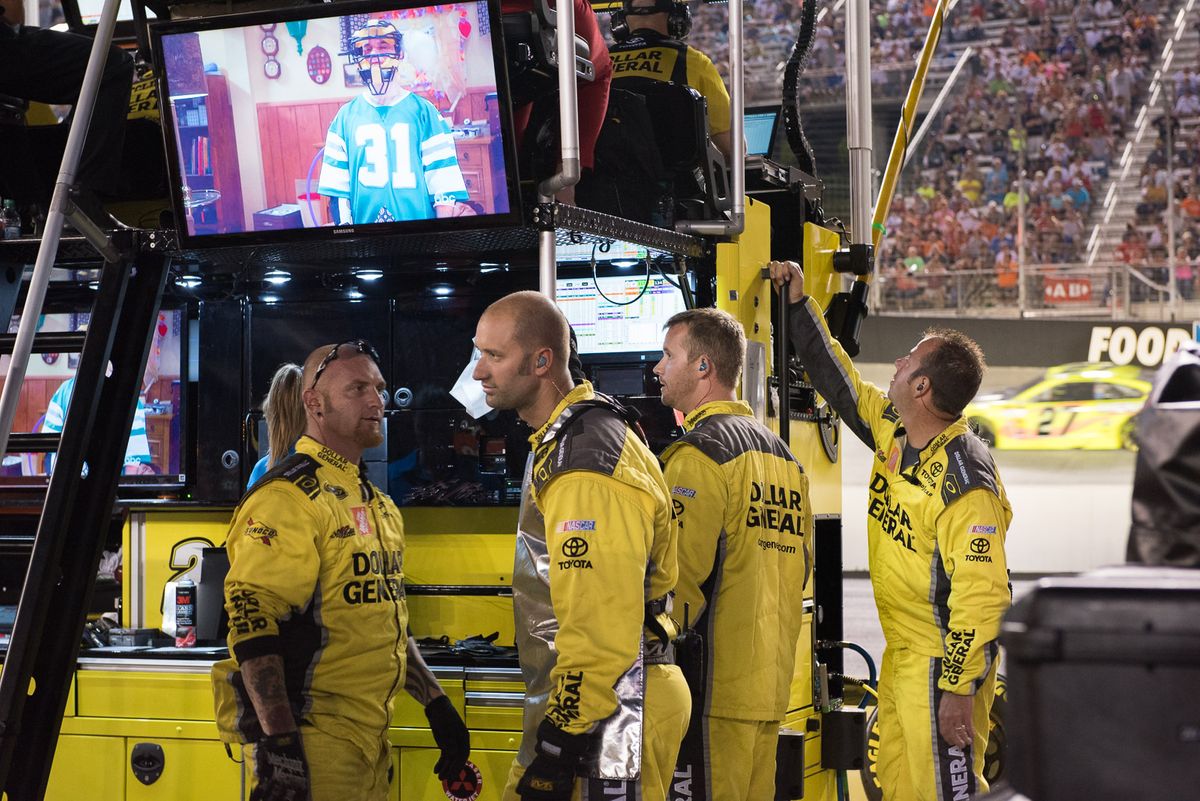 8_0_212_1pitcrew_in_yellow.jpg