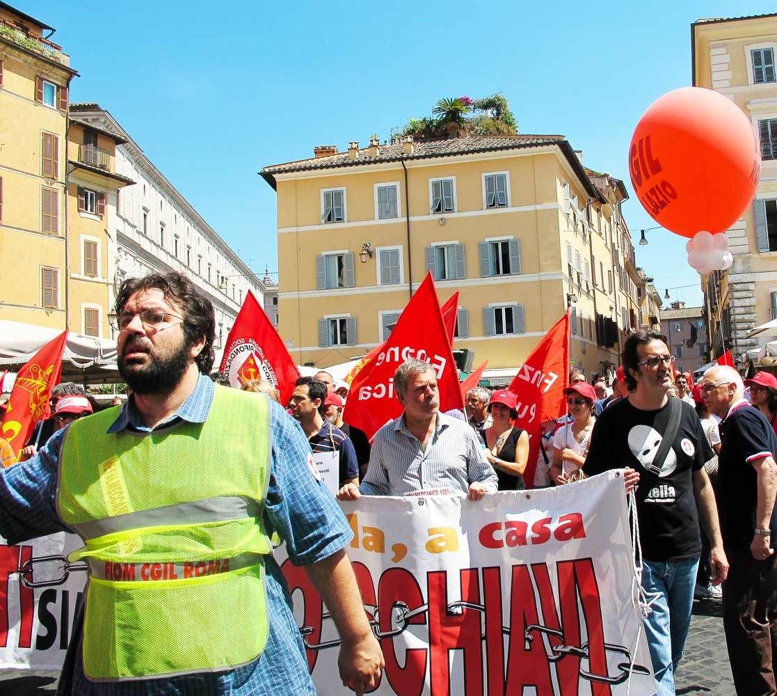 Romans marching for protest