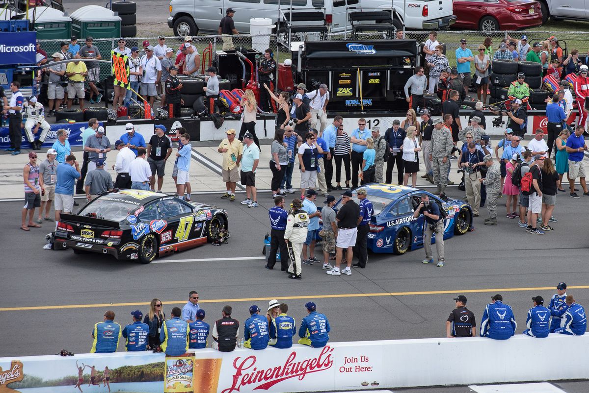 2_0_225_1nascar_waiting_at_line_up_15.jpg