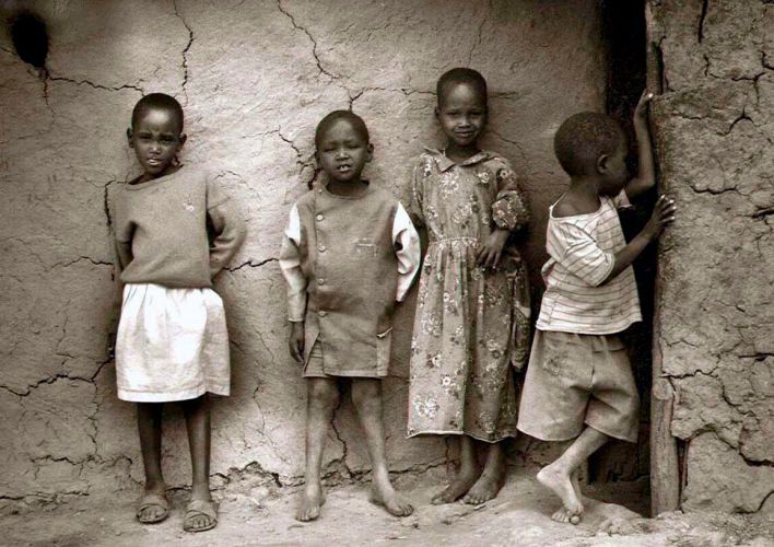 1cracked_wall_masai_kids_