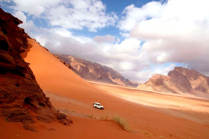 1Wadi_Rum_tiny_jeep__