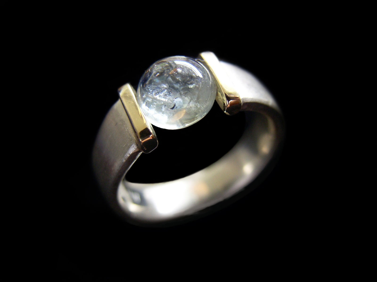 Montana Saphire 4 ct. Ring, Cabochon cut Tension set in 18 kt. wht. and yell. gold