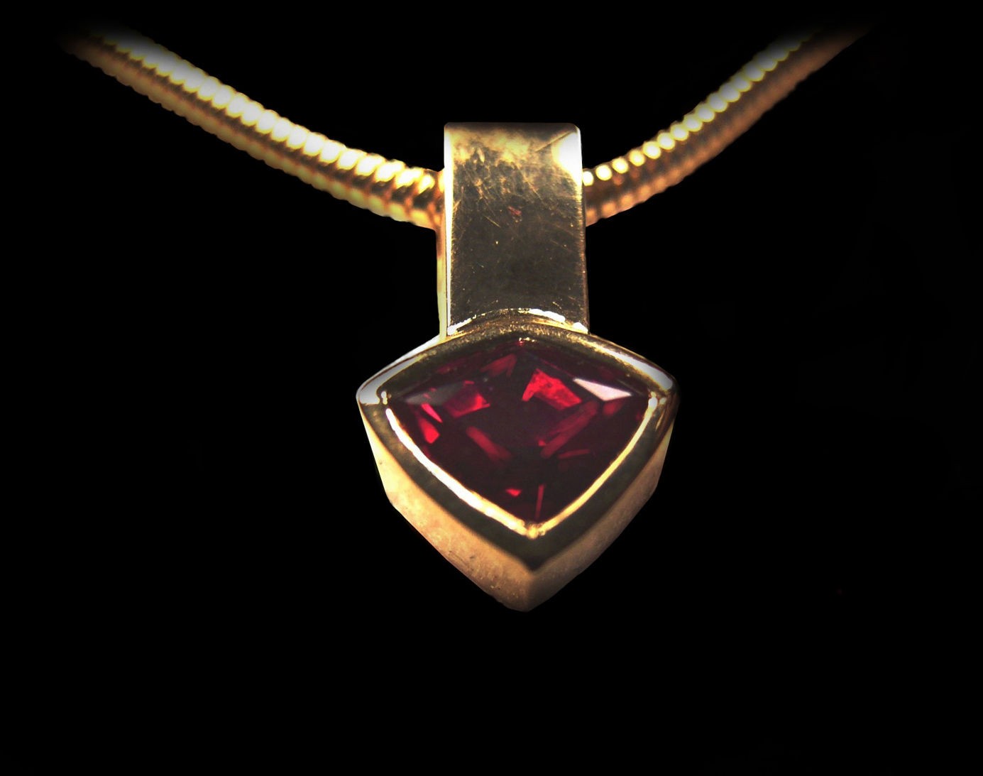 Ruby 3 ct. Pendant set in 18 kt. yel. Gold