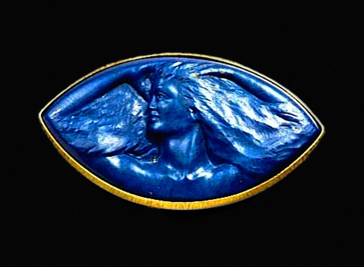Gem Sculpture Pendant/Brooch in Lapis Lazuli 42 ct. in 18 kt. yel. gold