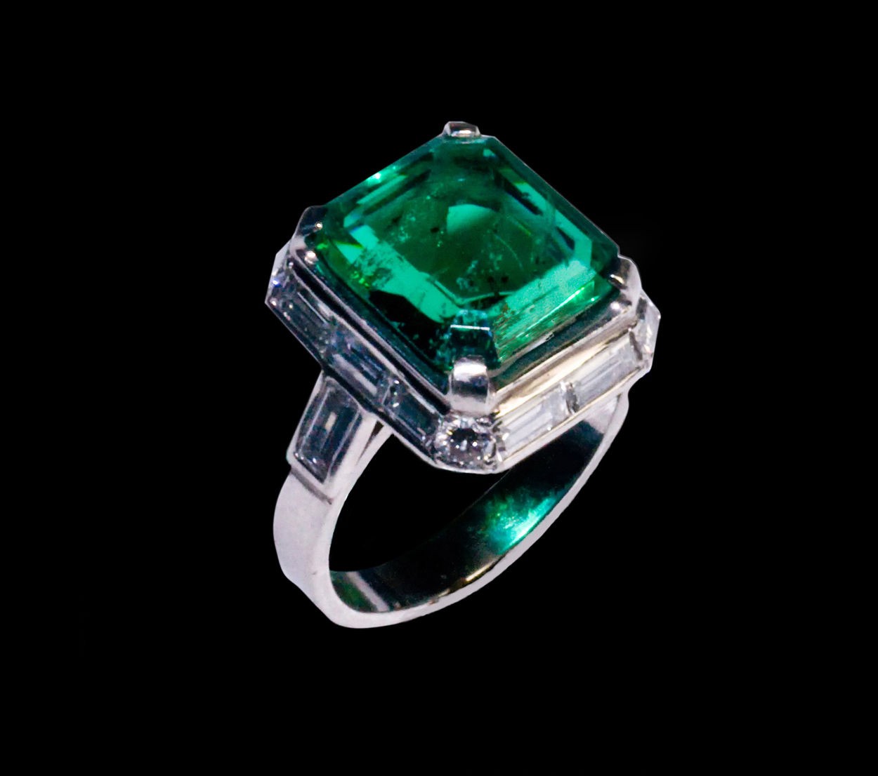 Emerald 5.25 ct. Ring in Platinum with Diamonds