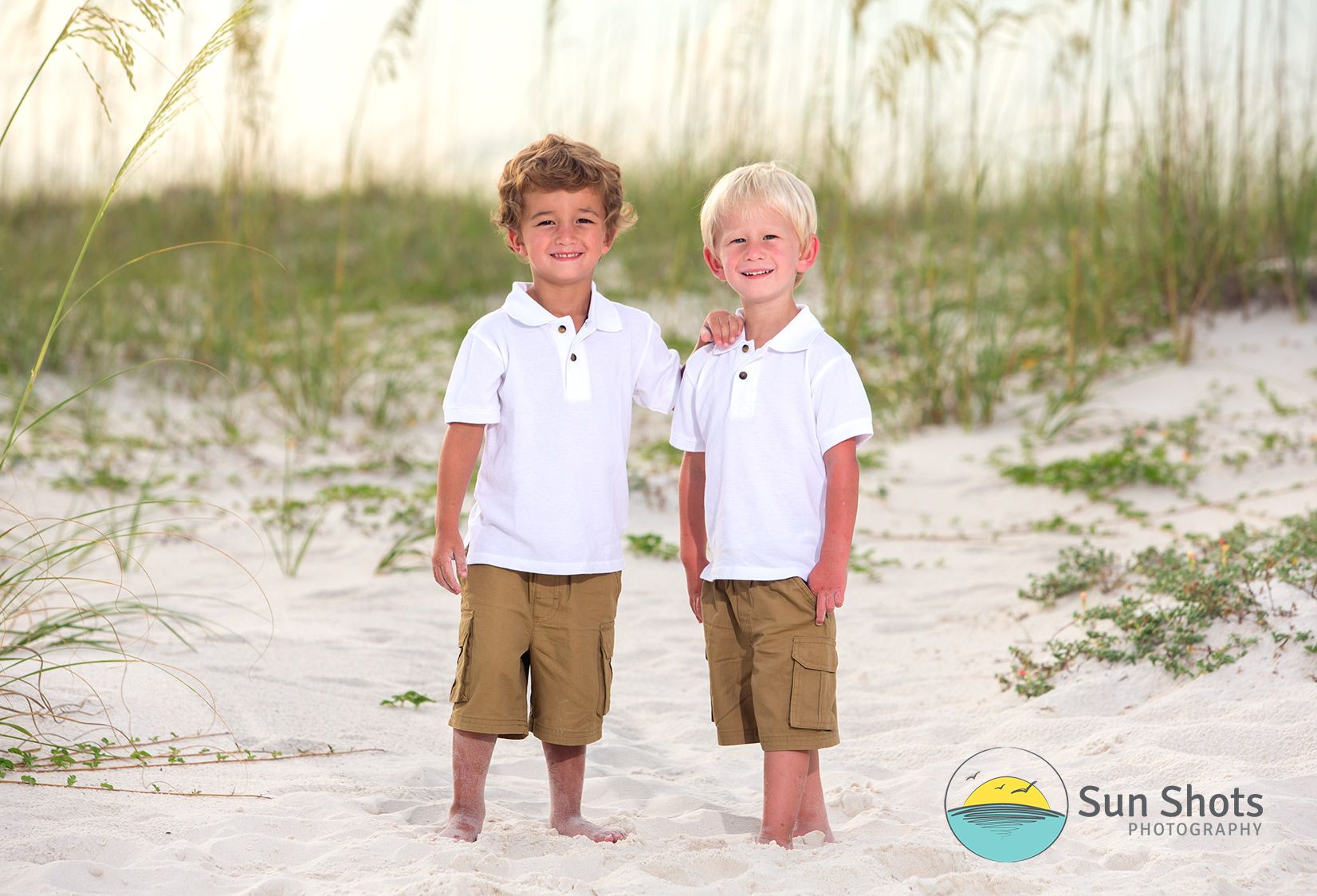Photography in Gulf Shores of families on the beach by a professional