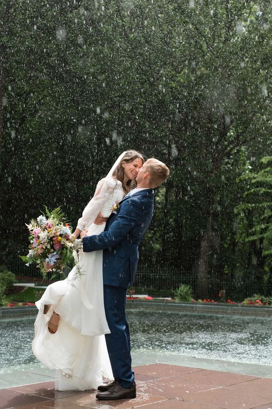 Rainy day Oregon wedding 