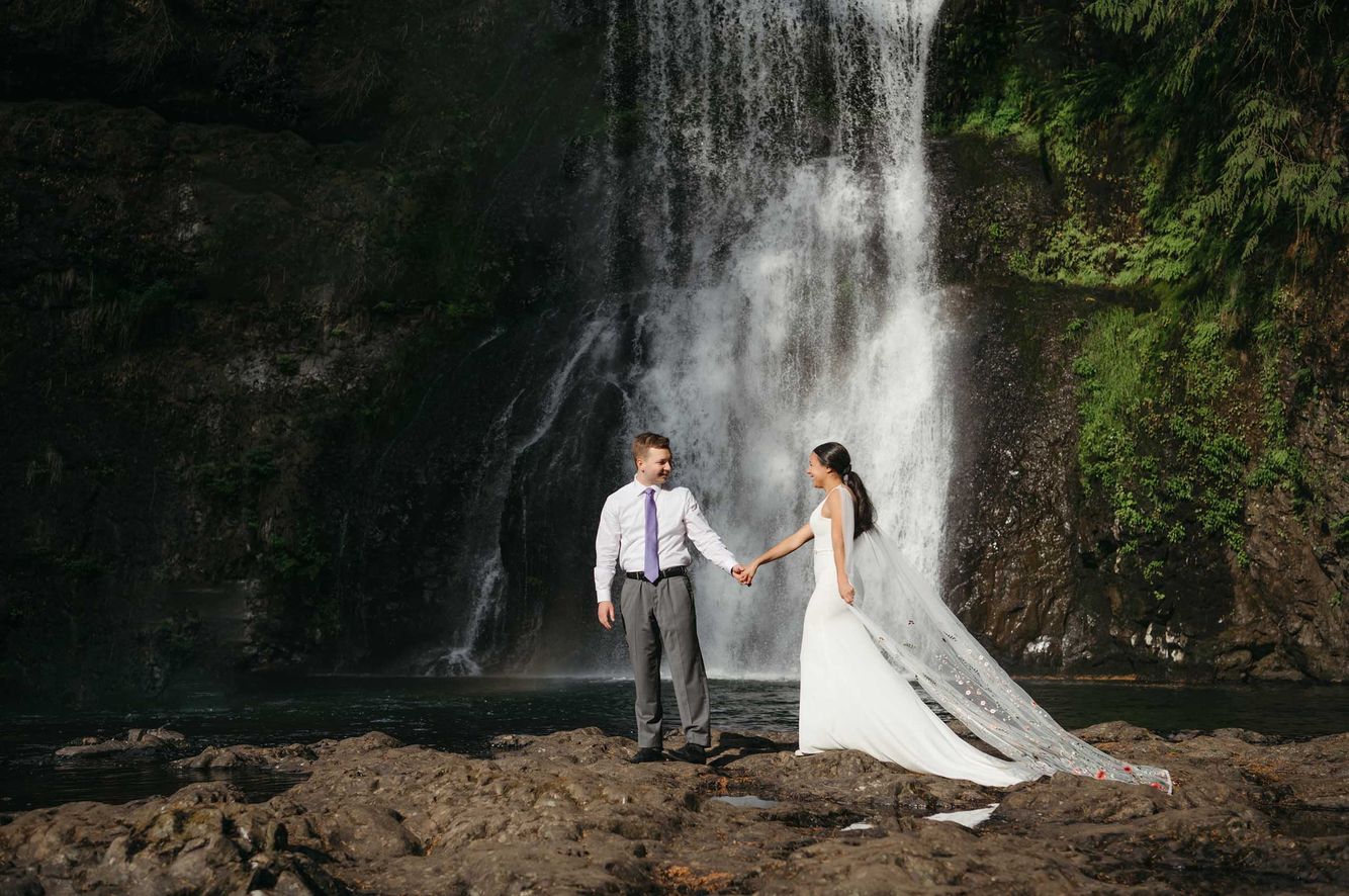 Elopement portraits at Silver Falls State Park. Bride and groom portraits at Silver Falls