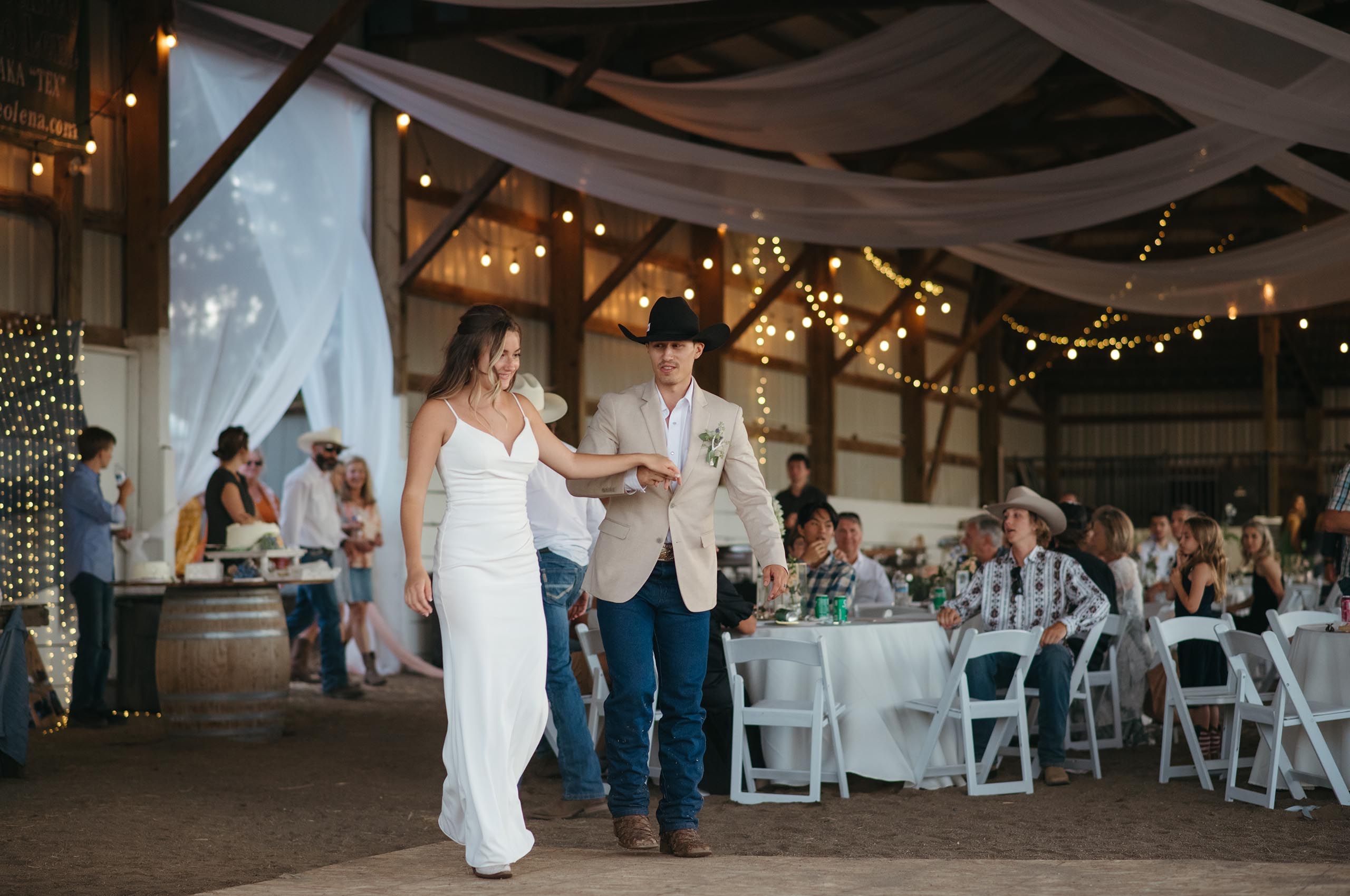 Oregon farm wedding reception5.jpg