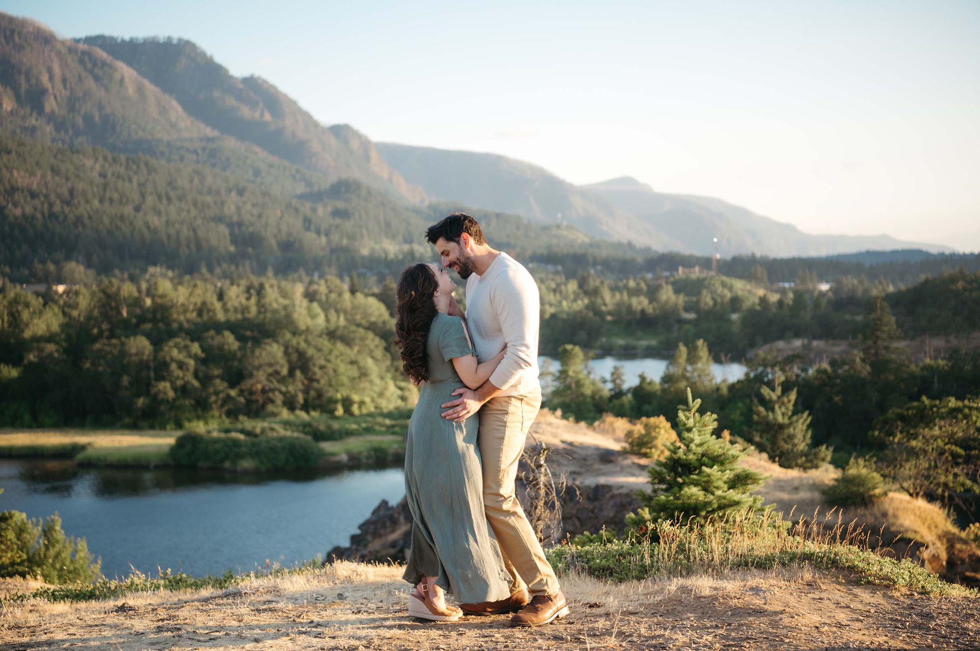 columbia river gorge engagement.jpg