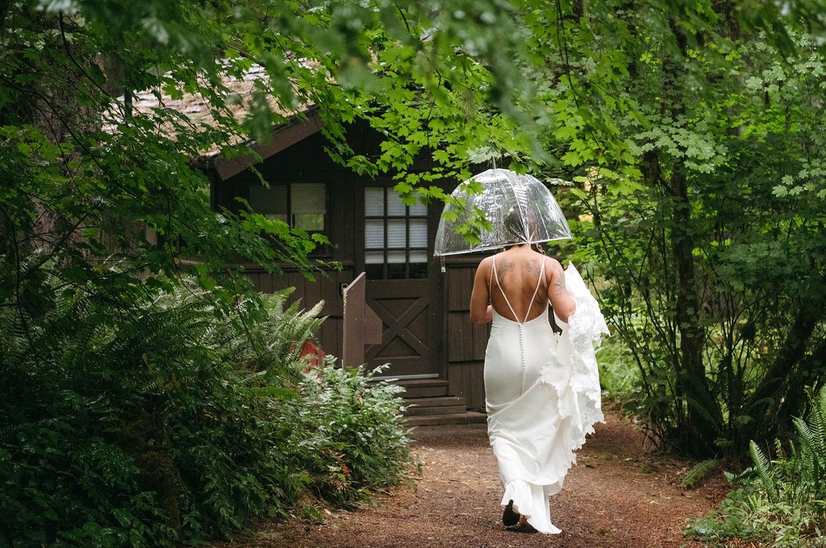 Rainy wedding at Silver Falls