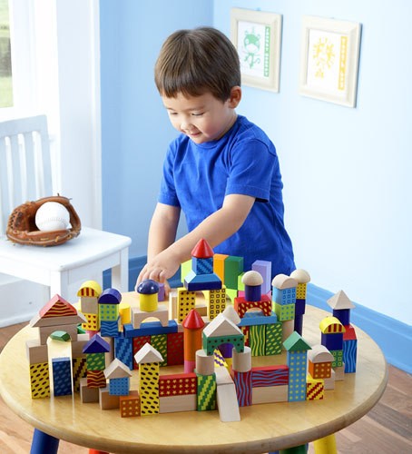 1child_playing_blocks