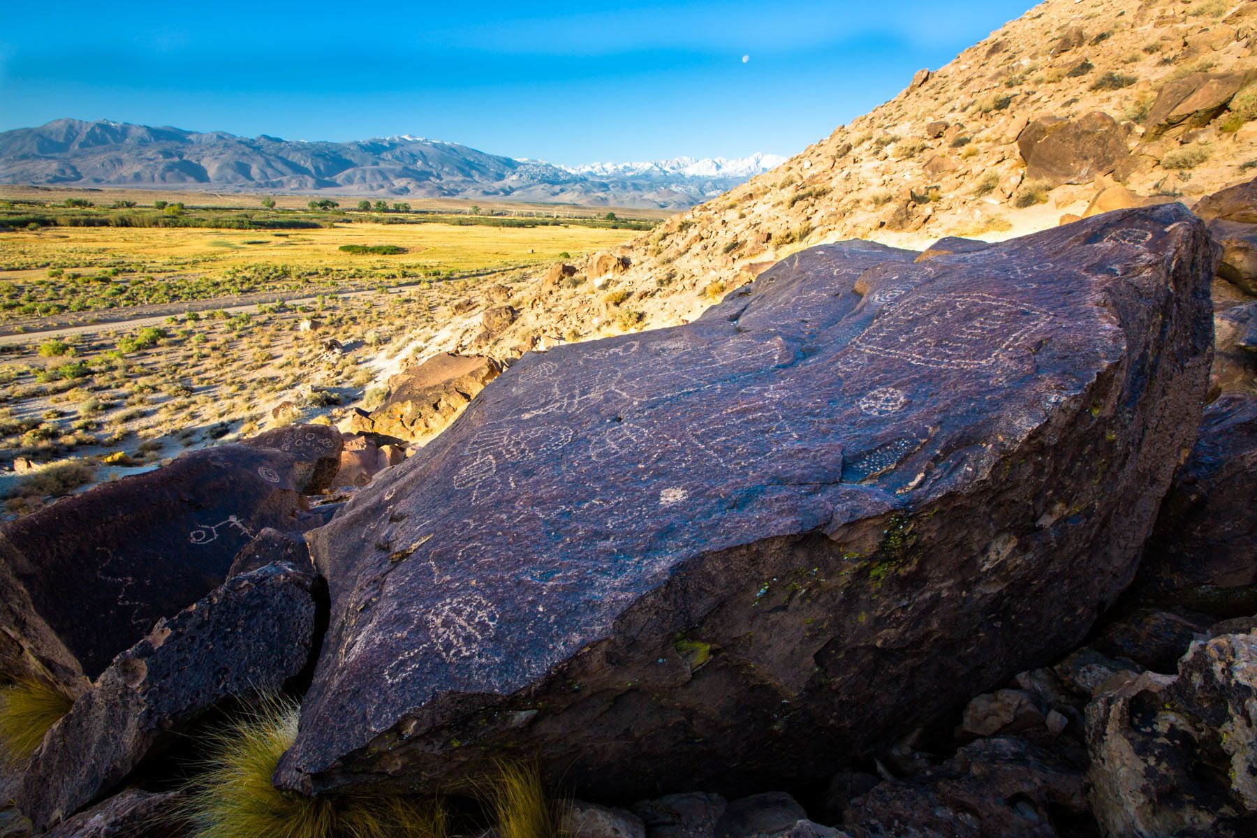 1petroglyphs__moon_on_sierras_78