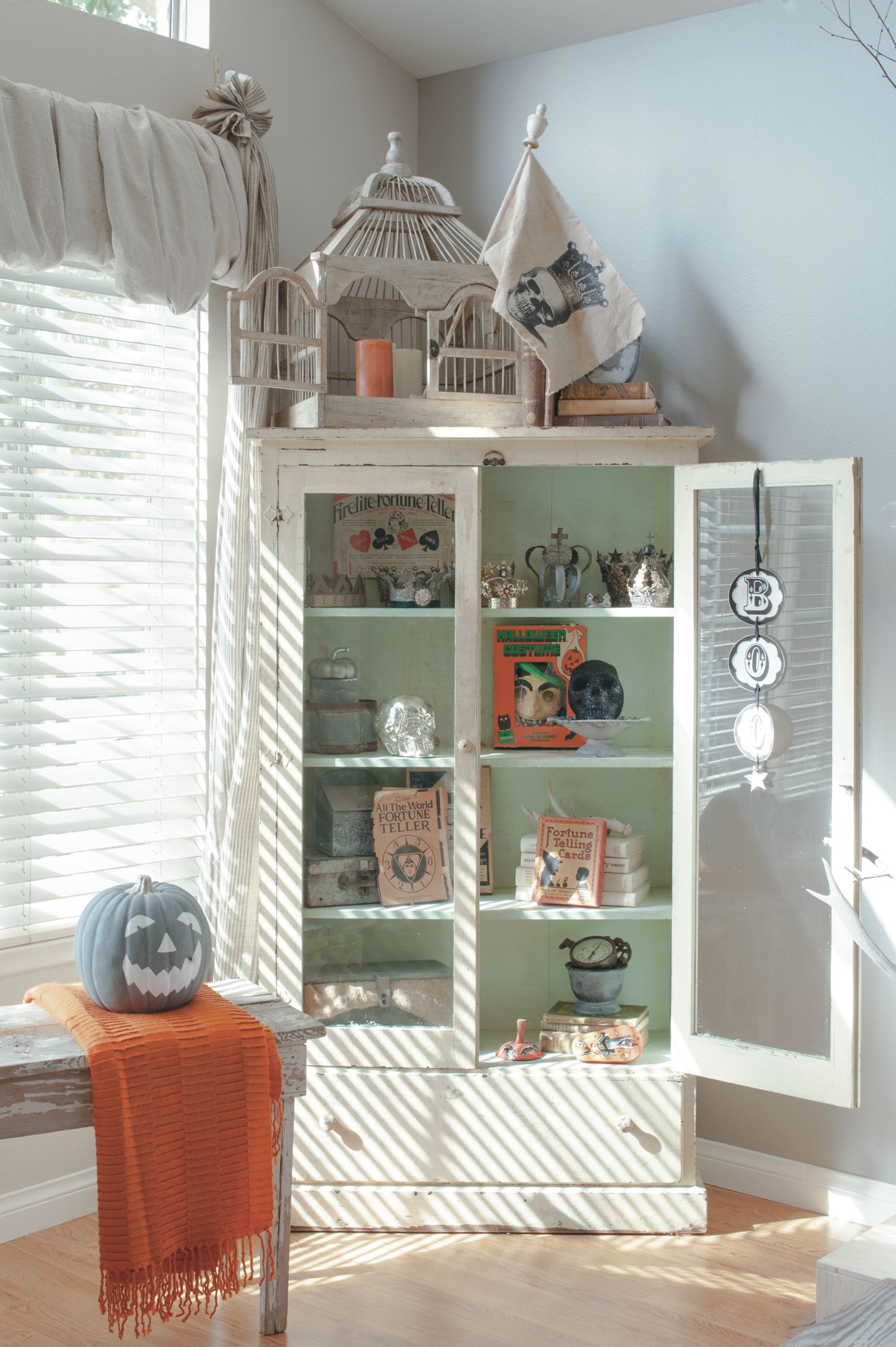 Living room glass cabinet488.JPG