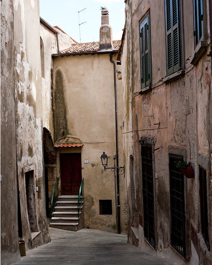 11_0_1narrow_street.jpg