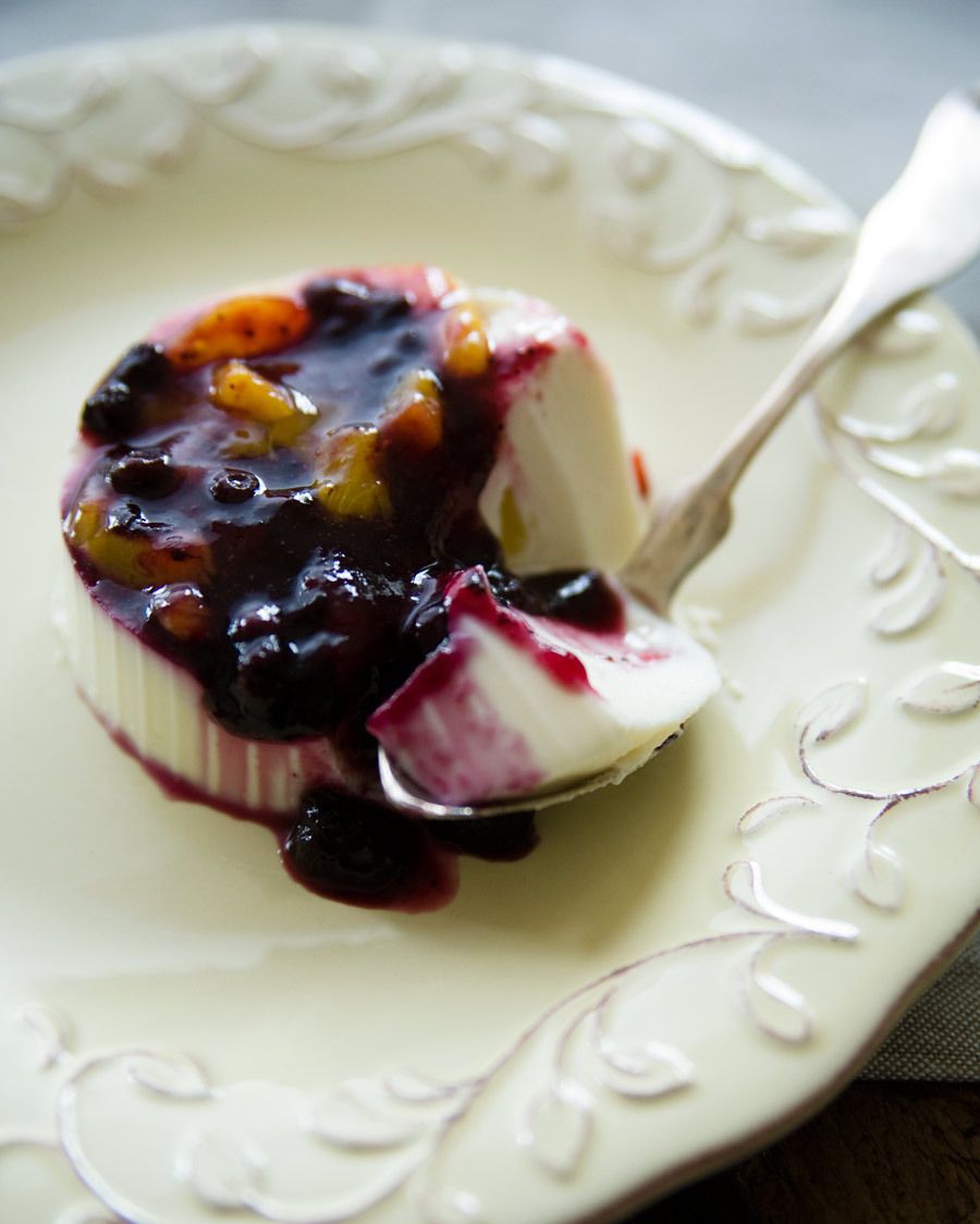 2_1_1panna_cotta_with_fresh_compote.jpg