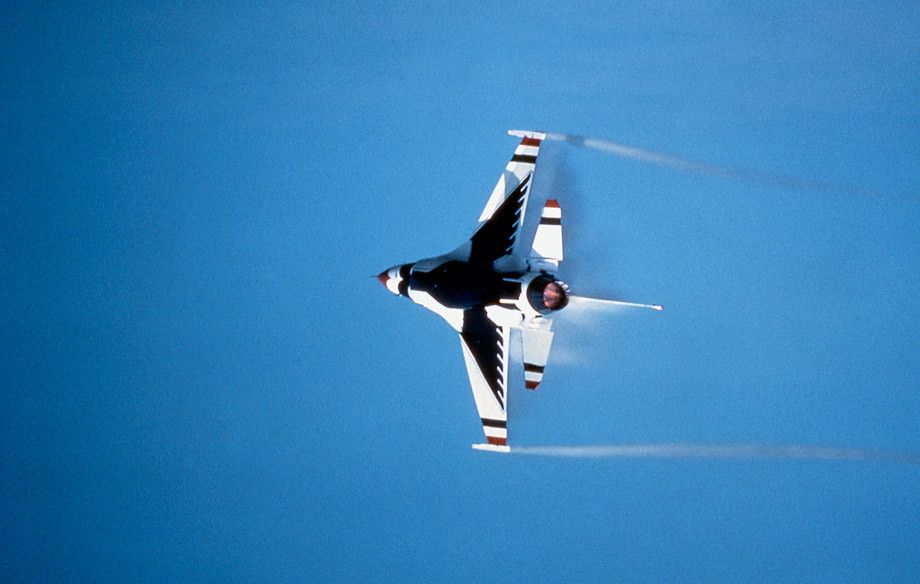 USAF Thunderbirds, F-16 Fighting Falcon in flight, Norton AFB, CA