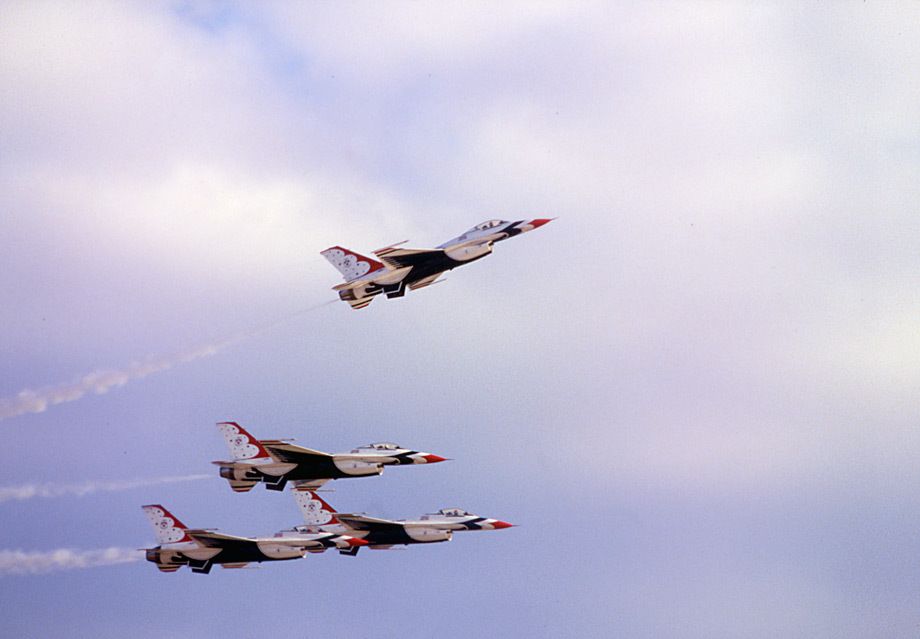 USAF Thunderbirds, F-16 Fighting Falcons during flight, Norton AFB, CA