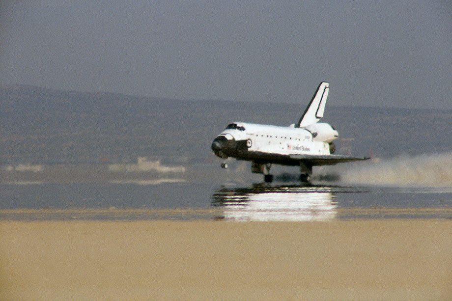 Discovery Space Shuttle landing at Edwards Air Force Base on the dry lake beds, Edwards AFB, CA