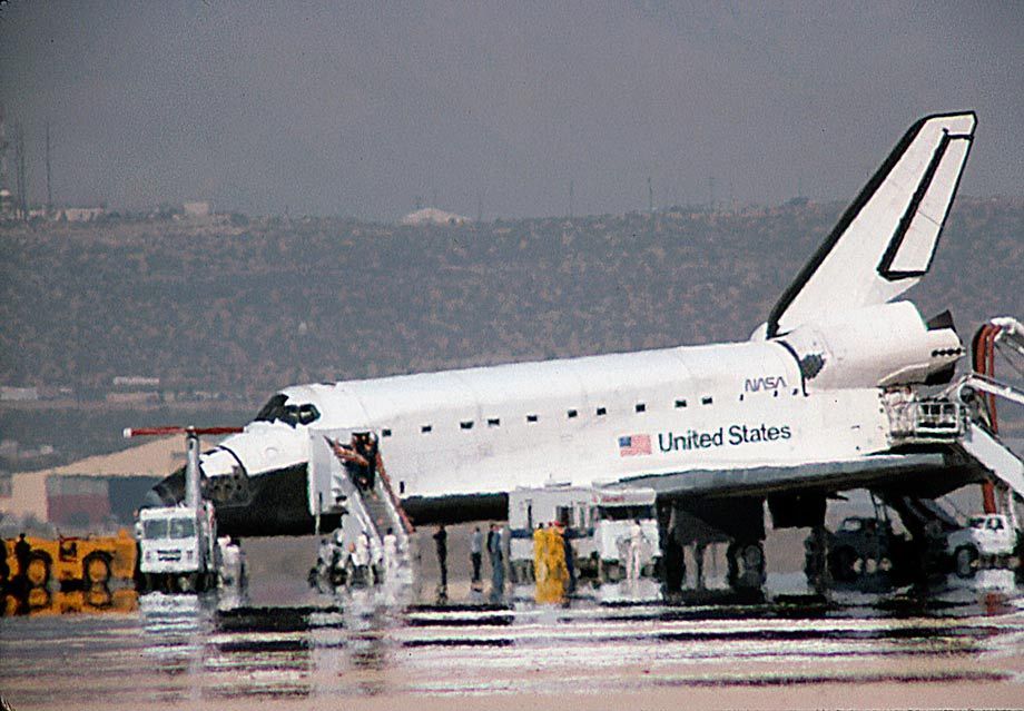 Discovery Space Shuttle landing at Edwards Air Force Base on the dry lake beds, Edwards AFB, CA