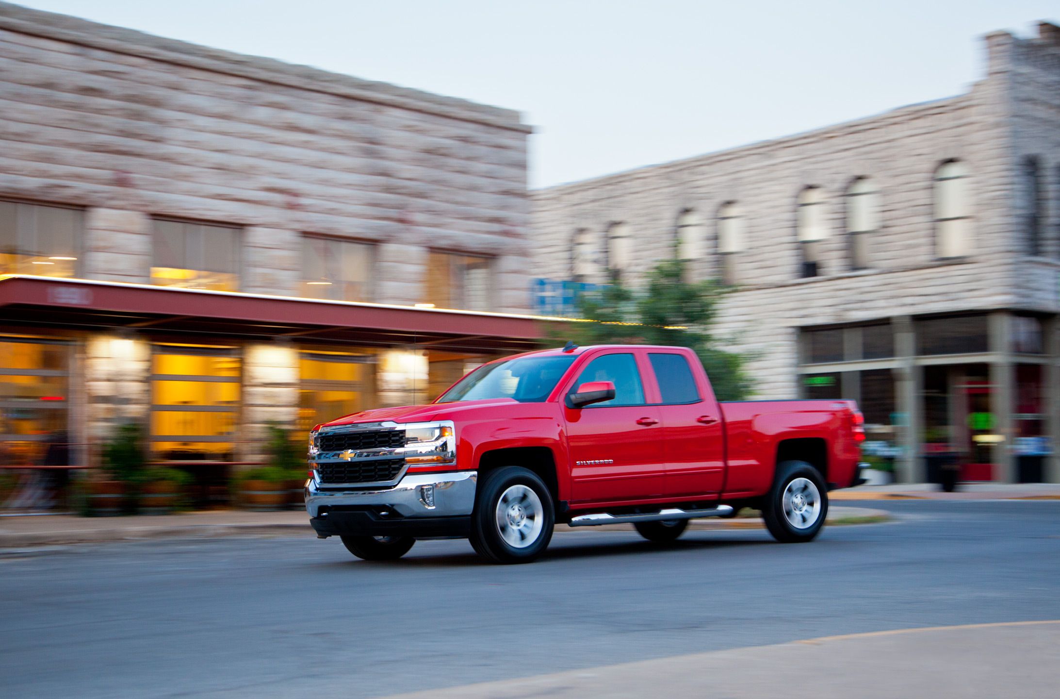 1siren_red_silverado_pan.jpg