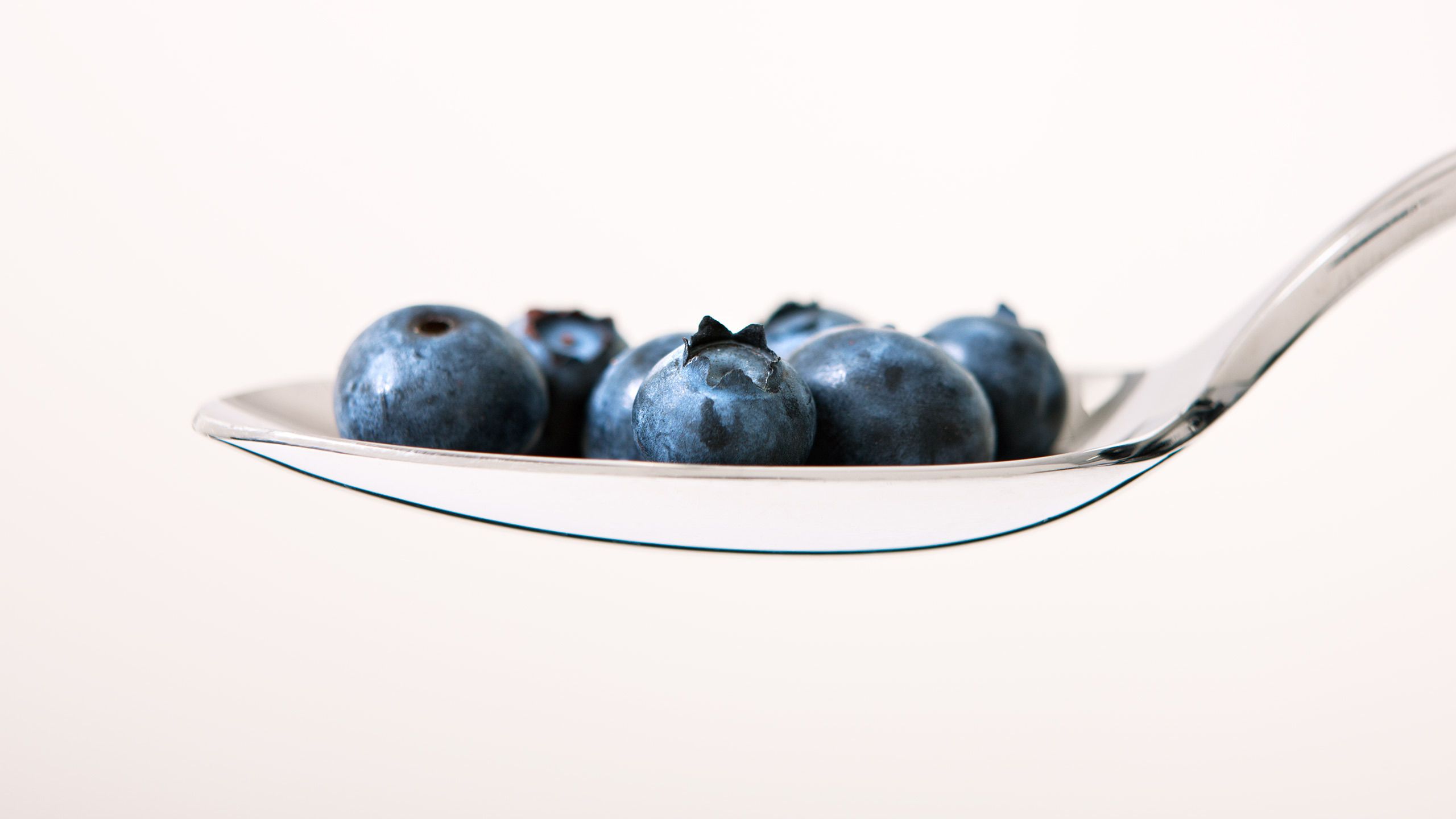 1blueberries_in_spoon7.jpg