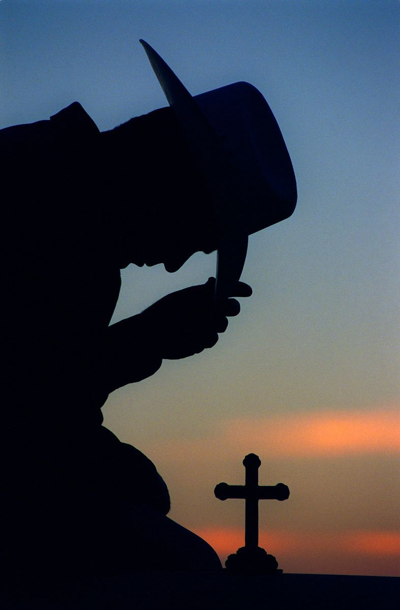 Prayer at sundown - Pastor Monty Price from the Church of the American West, Midland, Texas.© Hazel Thompson Modern Crusaders