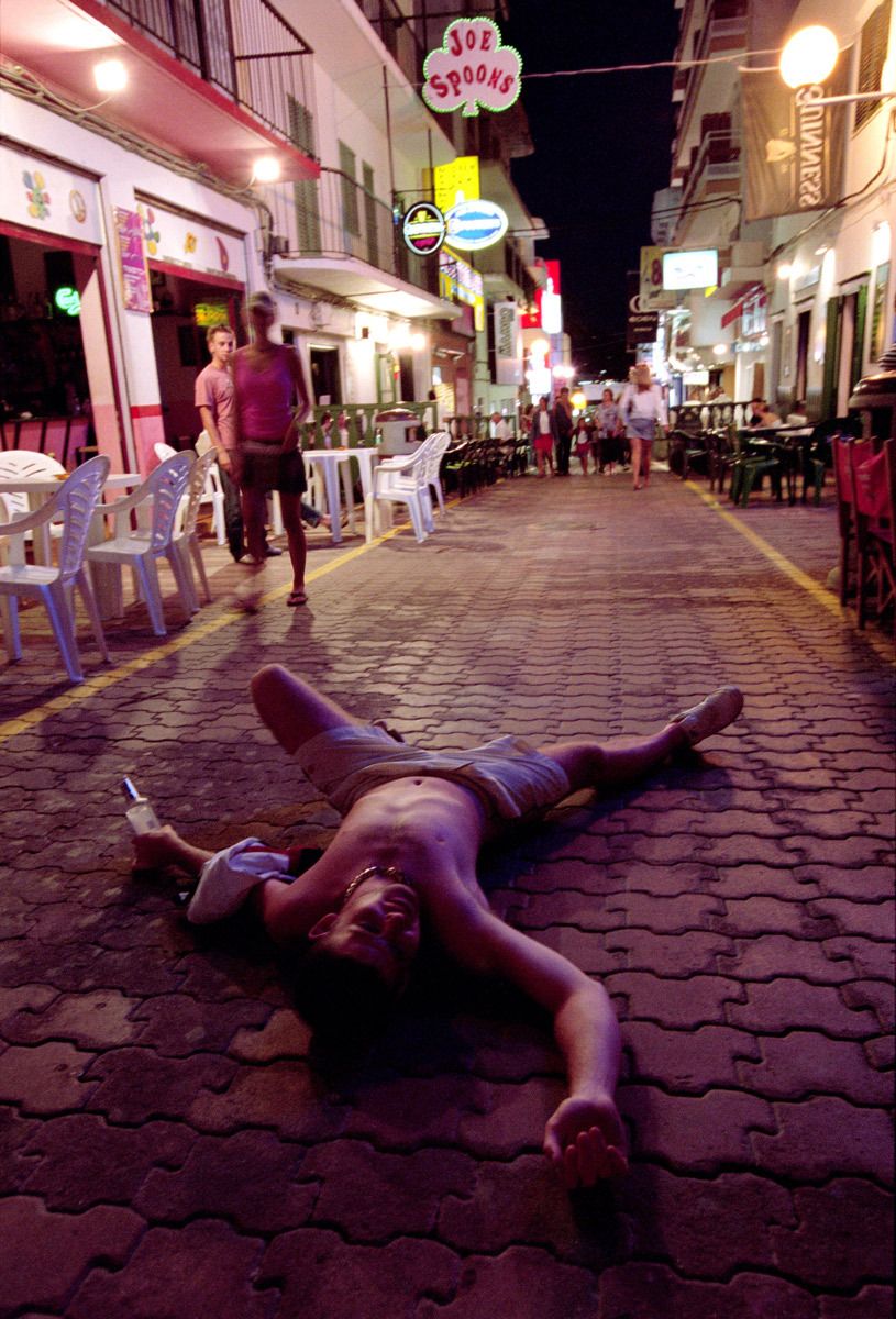 The Lost Son - A drunken tourist collapses in the street in the West End, San Antonio in the early hours of the morning. The 24/7 missionaries try to help people like him get back safely to their hotel or take them to the hospital if they are too drunk.© Hazel Thompson Modern Crusaders