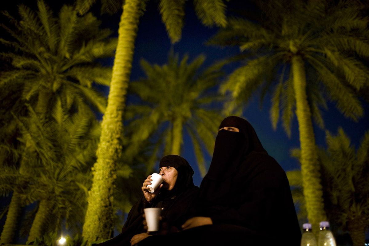 Ghazowa, aged 55 and her eldest daughter drinking sweet tea as they go for a walk at the Kornish, in Doha Qatar.© Hazel Thompson Measure of a Woman