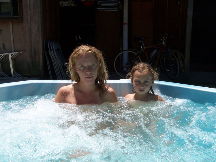 1r100_1250_tu_and_Liz_Jacuzzi