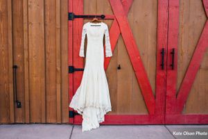 Hoopes Events | Charming Barn Wedding | Quiet Meadow Farms | Mapleton Utah | Dazzling Dress Charming_Barn_Wedding_Quiet_Meadow_Farms_Mapleton_Utah_Dazzling_Dress.jpg