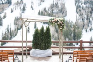 Ilana_Dave_Stein_Eriksen_Lodge_Deer_Valley_Park_City_Utah_Spring_Flower_Decked_Ceremony_Backdrop.jpg