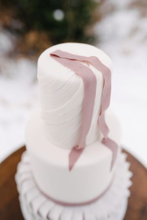 Hoopes Events | Rocky Mountain Bride | Winter Elopement | Deer Valley | Empire Lodge | Park City Utah | Wedding Cake Detail of Mauve Ribbon Rocky_Mountain_Bride_Winter_Elopement_Deer_Valley_Empire_Lodge_Deer_Valley_Resort_Park_City_Utah_Wedding_Cake_Detail.jpg