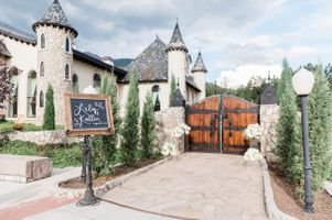 Wooden Gates Florals Decor