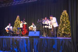 Band with Christmas Tree Decor Sizzling Platters 2015