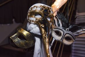 Mardi Gras Mask Decor Sizzling Platters 2015