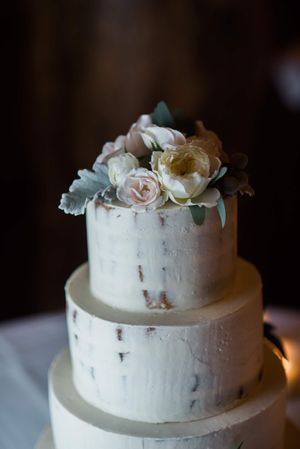 Hoopes Events | Julia and Mark | Silver Lake Lodge | Deer Valley | Park City Utah | Detail | Wedding Cake Julia_Mark_Silver_Lake_Lodge_Deer_Valley_Resort_Park_City_Utah_Detail_Wedding_Cake.jpg