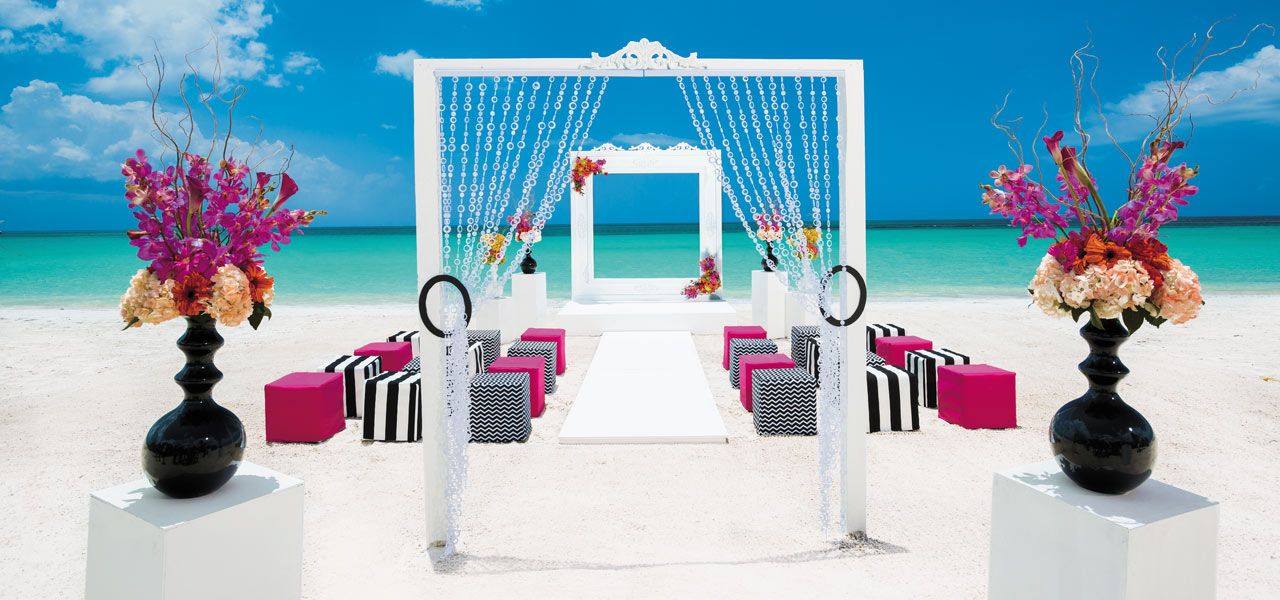 Hoopes_Travel_Sandals_Destination_Wedding_Modern_Love_Ceremony.jpg