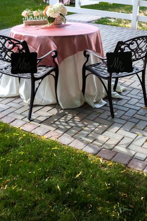 Hoopes Events | Natalie and Brad | South Jordan Utah | Mr. and Mrs. Head Table with Blush Tablecloth Natalie_Brad_South_Jordan_Utah_Mr_Mrs_Blush_Tablecloth.jpg