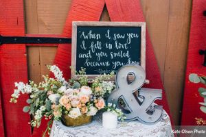 Hoopes Events | Charming Barn Wedding | Quiet Meadow Farms | Mapleton Utah | Vignette Table Charming_Barn_Wedding_Quiet_Meadow_Farms_Mapleton_Utah_Vignette_Table.jpg