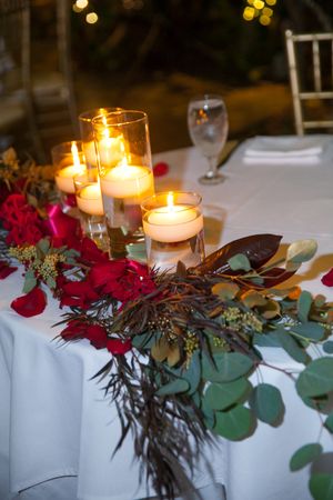 Vibrant Table Decor | Glowing, Floating, Lighted Candles Details