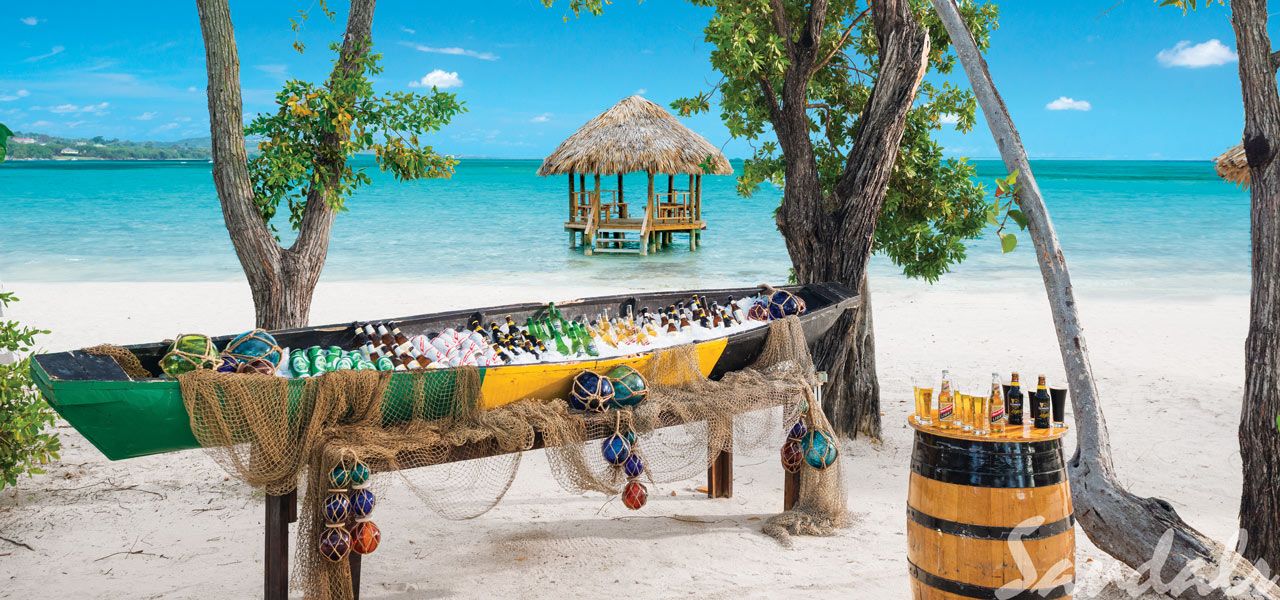Hoopes_Travel_Sandals_Destination_Wedding_Beer_Canoe_Bar.jpg